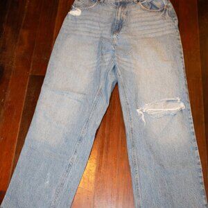 High waisted vintage H&M jeans single ripped knee